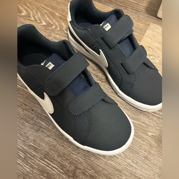 Nike kids shoes - size 9 - brand new - Picture 1 of 1